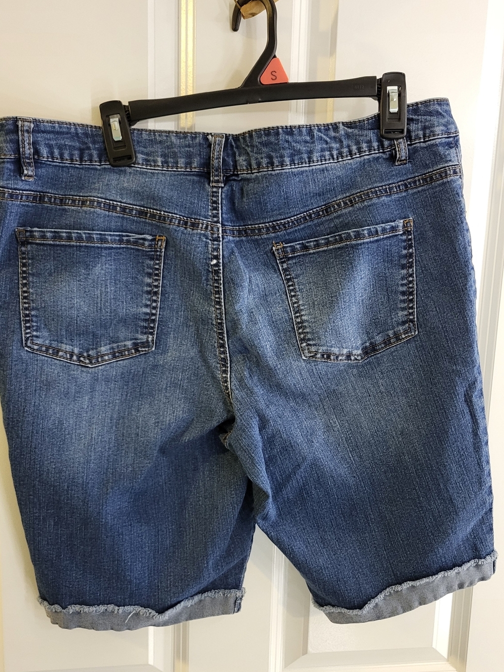 Simply Styled Bermuda Shorts - Picture 2 of 8